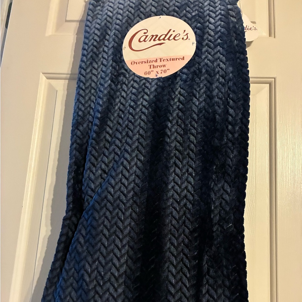 Navy blue ombré throw blanket